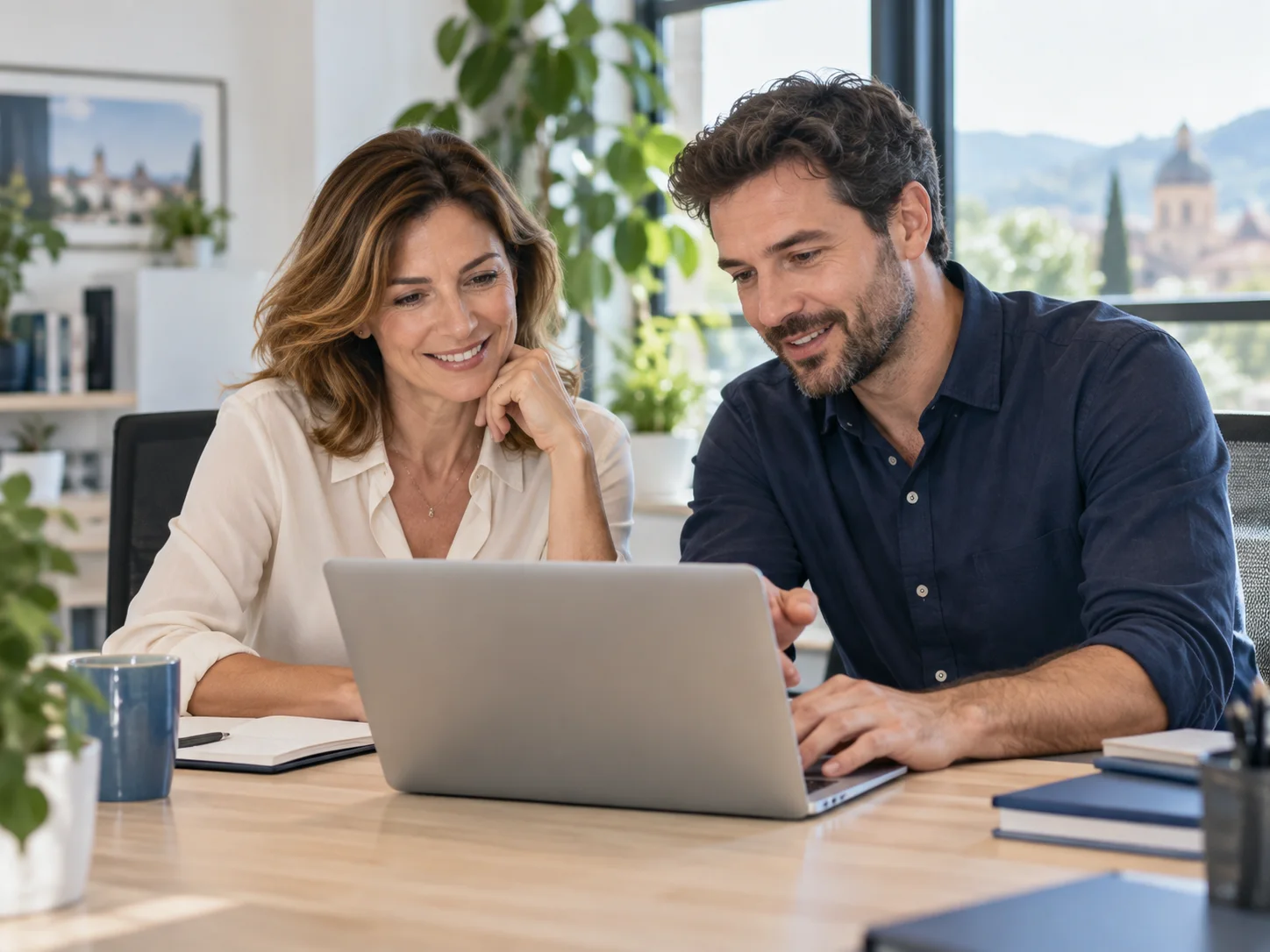 Illustrazione fotografica di un consulente e una cliente al lavoro su un computer